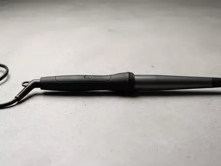 Fotorealistische Studioaufnahme von Lockenstab zum Thema GHD Curve Creative Curl, klare Lichtfuehrung - Foto: THN