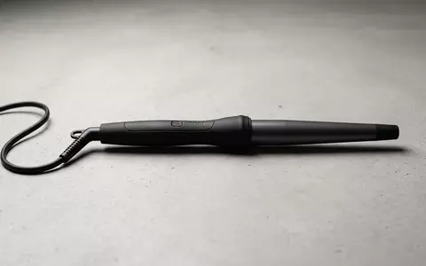 Fotorealistische Studioaufnahme von Lockenstab zum Thema GHD Curve Creative Curl, klare Lichtfuehrung - Foto: THN