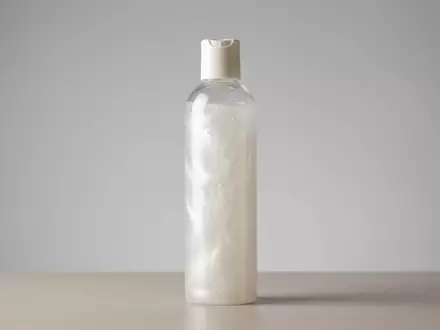 Fotorealistische Studioaufnahme von Shampoo zum Thema Aveda Botanical Repair Strengthening, klare Lichtfuehrung - Foto: THN