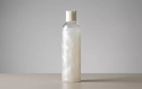 Fotorealistische Studioaufnahme von Shampoo zum Thema Aveda Botanical Repair Strengthening, klare Lichtfuehrung - Foto: THN