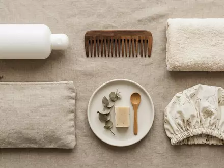 Flatlay-Arrangement rund um Shampoo zum Thema Aveda Botanical Repair Strengthening, weiches Oberlicht - Foto: THN