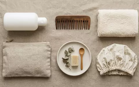 Flatlay-Arrangement rund um Shampoo zum Thema Aveda Botanical Repair Strengthening, weiches Oberlicht - Foto: THN