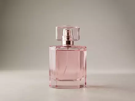 Fotorealistische Studioaufnahme von Eau de Parfum zum Thema Tom Ford Rose Prick, klare Lichtfuehrung - Foto: THN