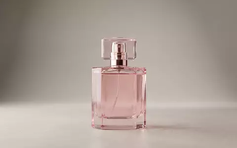 Fotorealistische Studioaufnahme von Eau de Parfum zum Thema Tom Ford Rose Prick, klare Lichtfuehrung - Foto: THN