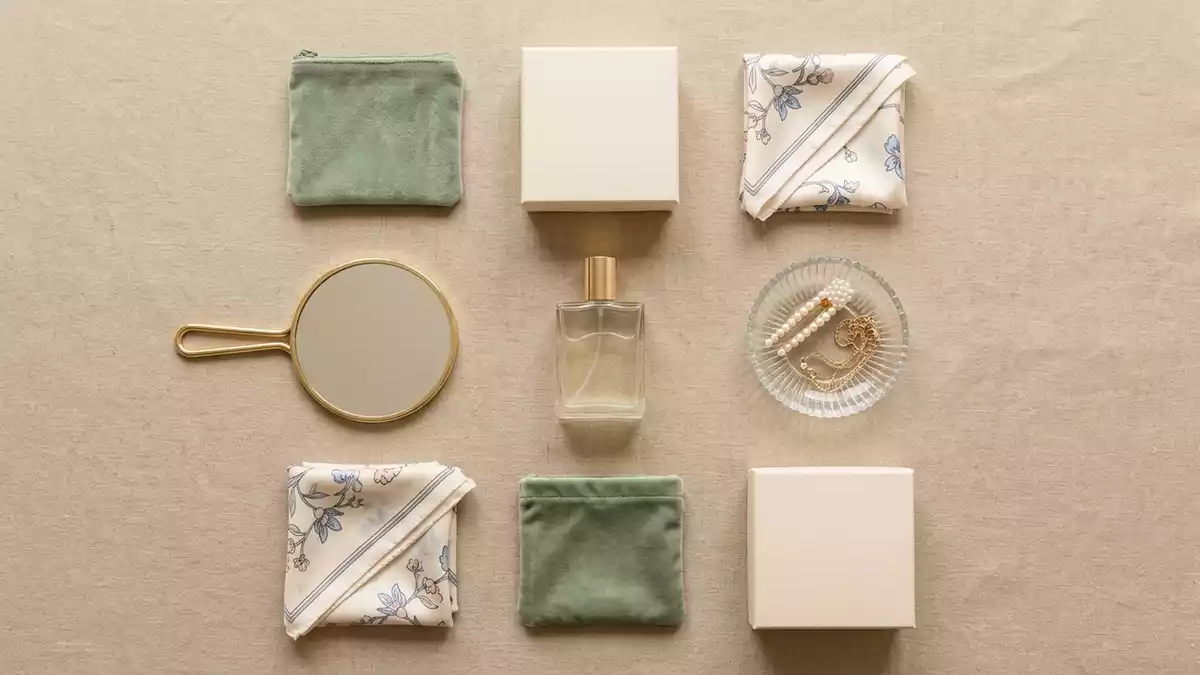 Flatlay-Arrangement rund um Eau de Cologne mit passenden Requisiten von oben, neutral