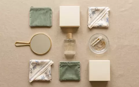 Flatlay-Arrangement rund um Eau de Cologne zum Thema Jo Malone Peony &, weiches Oberlicht - Foto: THN