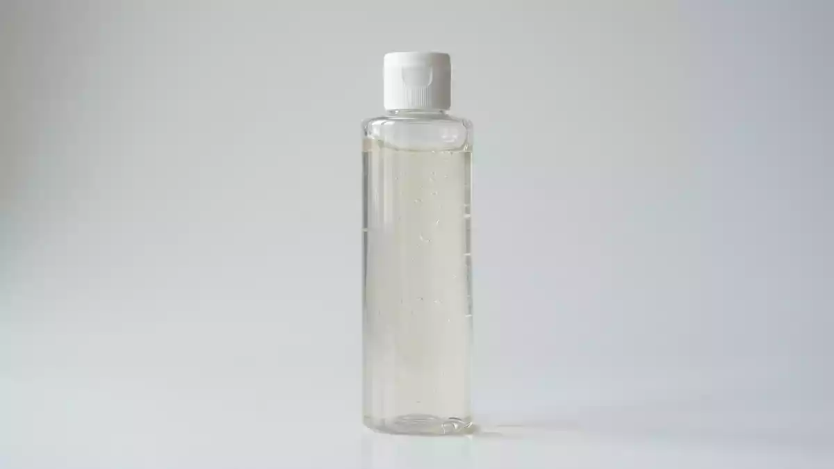 Fotorealistische Studioansicht von Peelingshampoo in neutraler Produktdarstellung