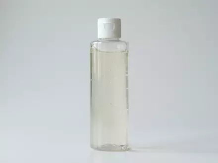 Fotorealistische Studioaufnahme von Peelingshampoo zum Thema Aveda Invati Advanced Exfoliating, klare Lichtfuehrung - Foto: THN