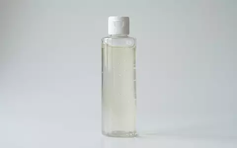 Fotorealistische Studioaufnahme von Peelingshampoo zum Thema Aveda Invati Advanced Exfoliating, klare Lichtfuehrung - Foto: THN