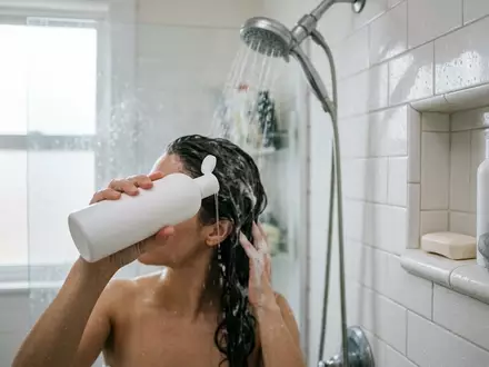 Fotorealistische Aufnahme von Peelingshampoo in der Dusche zum Thema Aveda Invati Advanced Exfoliating, natuerliches Licht - Foto: THN