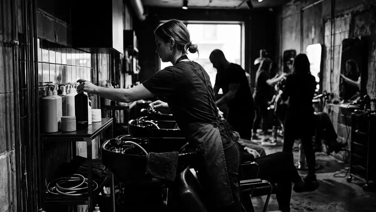 Schwarzweiss-Reportagebild mit Peelingshampoo in dokumentarischer Arbeitsumgebung
