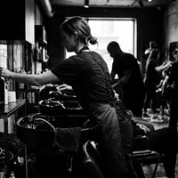 Schwarzweiss-Reportage mit Peelingshampoo zum Thema Aveda Invati Advanced Exfoliating, hoher Kontrast, sachlich dargestellt - Foto: THN