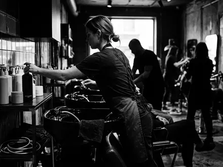 Schwarzweiss-Reportage mit Peelingshampoo zum Thema Aveda Invati Advanced Exfoliating, hoher Kontrast, sachlich dargestellt - Foto: THN