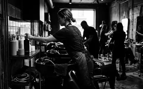 Schwarzweiss-Reportage mit Peelingshampoo zum Thema Aveda Invati Advanced Exfoliating, hoher Kontrast, sachlich dargestellt - Foto: THN