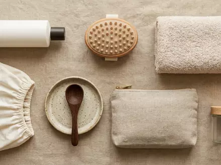 Flatlay-Arrangement rund um Peelingshampoo zum Thema Aveda Invati Advanced Exfoliating, weiches Oberlicht - Foto: THN