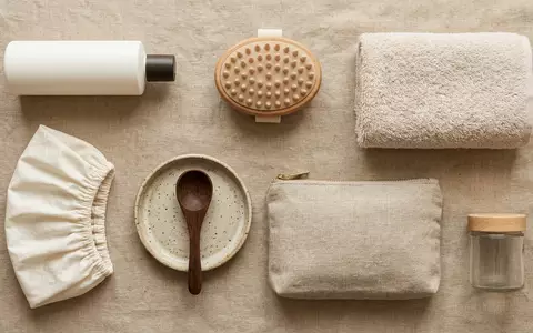 Flatlay-Arrangement rund um Peelingshampoo zum Thema Aveda Invati Advanced Exfoliating, weiches Oberlicht - Foto: THN