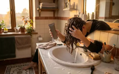 Fotorealistische Aufnahme von Peelingshampoo im Badezimmer zum Thema Aveda Invati Advanced Exfoliating, warmes Abendlicht - Foto: THN