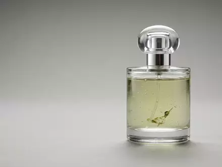 Fotorealistische Studioaufnahme von Eau de Cologne zum Thema Jo Malone Wood Sage, klare Lichtfuehrung - Foto: THN