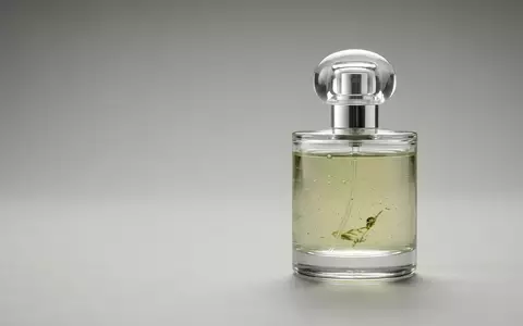 Fotorealistische Studioaufnahme von Eau de Cologne zum Thema Jo Malone Wood Sage, klare Lichtfuehrung - Foto: THN