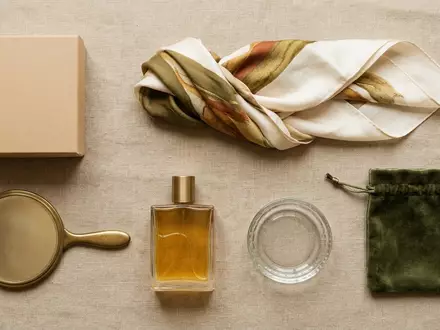 Flatlay-Arrangement rund um Eau de Cologne zum Thema Jo Malone Wood Sage, weiches Oberlicht - Foto: THN