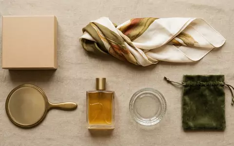 Flatlay-Arrangement rund um Eau de Cologne zum Thema Jo Malone Wood Sage, weiches Oberlicht - Foto: THN