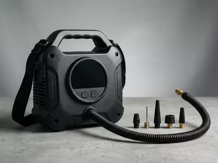 Fotorealistische Studioaufnahme von Elektrische Luftpumpe zum Thema Bravo Elettrica Batteriepumpe SUP, klare Lichtfuehrung - Foto: THN