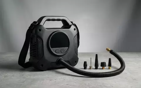 Fotorealistische Studioaufnahme von Elektrische Luftpumpe zum Thema Bravo Elettrica Batteriepumpe SUP, klare Lichtfuehrung - Foto: THN