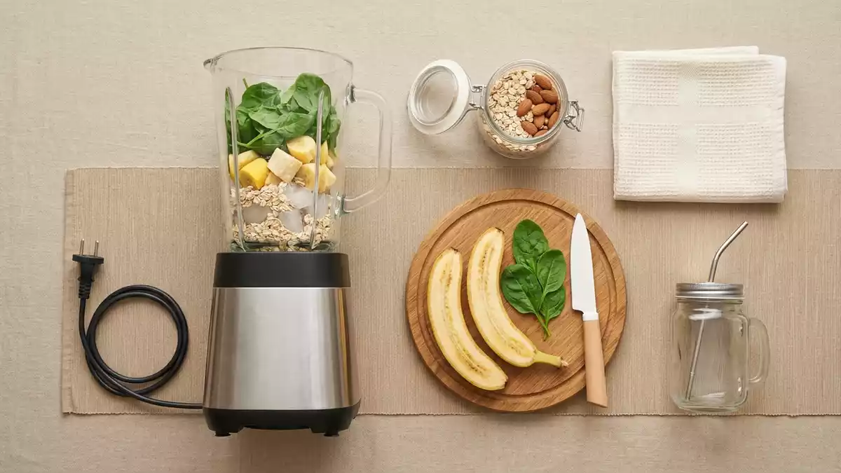 Flatlay-Arrangement rund um Standmixer mit passenden Requisiten von oben, neutral