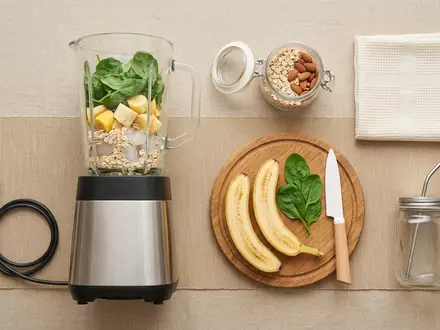 Flatlay-Arrangement rund um Standmixer zum Thema Braun JB7195 PureMix Power, weiches Oberlicht - Foto: THN