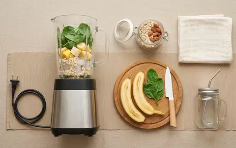 Flatlay-Arrangement rund um Standmixer zum Thema Braun JB7195 PureMix Power, weiches Oberlicht - Foto: THN