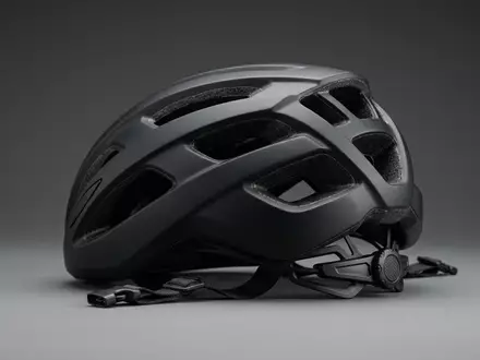 Fotorealistische Studioaufnahme von Fahrradhelm zum Thema Uvex Air Wing Fahrradhelm, klare Lichtfuehrung - Foto: THN