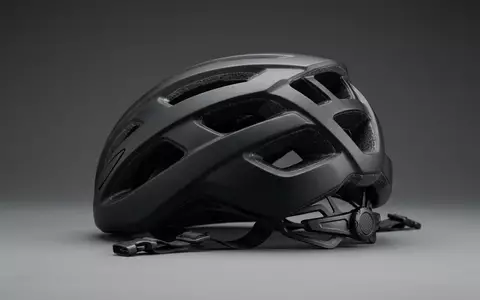 Fotorealistische Studioaufnahme von Fahrradhelm zum Thema Uvex Air Wing Fahrradhelm, klare Lichtfuehrung - Foto: THN