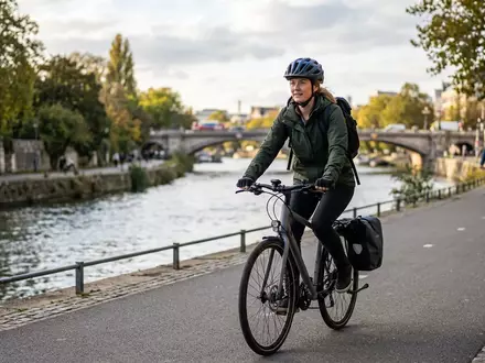 Fotorealistische Aufnahme von Fahrradhelm am Flussradweg zum Thema Uvex Air Wing Fahrradhelm, natuerliches Licht - Foto: THN