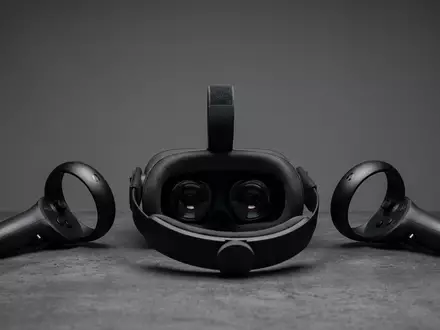 Fotorealistische Studioaufnahme von VR-Set zum Thema Valve Index VR Full, klare Lichtfuehrung - Foto: THN