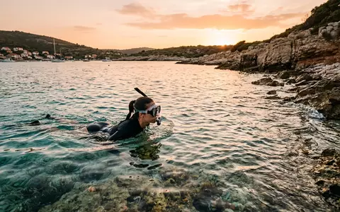 Fotorealistische Aufnahme von Tauchmaske am Ufer zum Thema Mares X-Vision Ultra LiquidSkin, warmes Abendlicht - Foto: THN