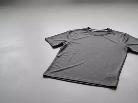 Fotorealistische Studioaufnahme von Sportshirt zum Thema Under Armour Tech 2.0, klare Lichtfuehrung - Foto: THN