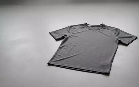 Fotorealistische Studioaufnahme von Sportshirt zum Thema Under Armour Tech 2.0, klare Lichtfuehrung - Foto: THN