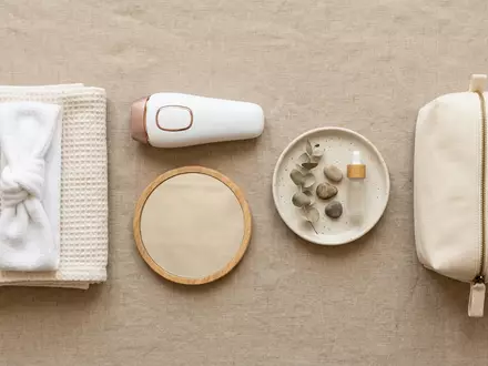 Flatlay-Arrangement rund um Haarentfernungsgeraet zum Thema Ulike Air10 IPL Haarentfernungsgerät, weiches Oberlicht - Foto: THN