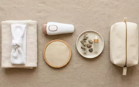 Flatlay-Arrangement rund um Haarentfernungsgeraet zum Thema Ulike Air10 IPL Haarentfernungsgerät, weiches Oberlicht - Foto: THN