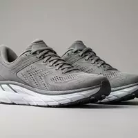 Fotorealistische Studioaufnahme von Laufschuhe zum Thema Under Armour HOVR Phantom, klare Lichtfuehrung - Foto: THN