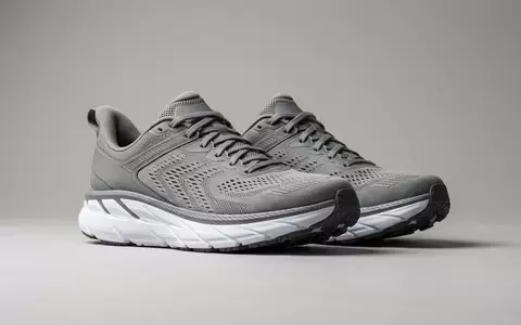 Fotorealistische Studioaufnahme von Laufschuhe zum Thema Under Armour HOVR Phantom, klare Lichtfuehrung - Foto: THN