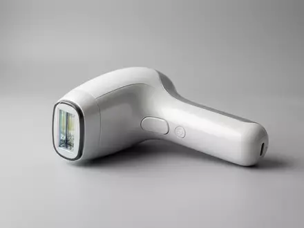 Fotorealistische Studioaufnahme von Haarentfernungsgeraet zum Thema Ulike Sapphire Air+ IPL, klare Lichtfuehrung - Foto: THN