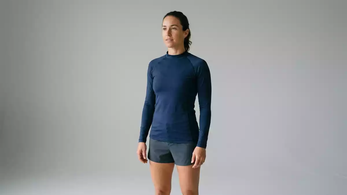 Fotorealistische Studioansicht von Langarm-Rashguard in neutraler Produktdarstellung