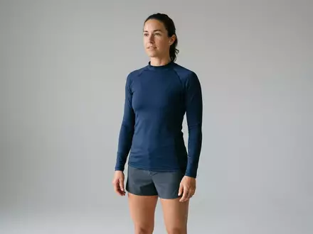 Fotorealistische Studioaufnahme von Langarm-Rashguard zum Thema Kanu Surf Damen UPF, klare Lichtfuehrung - Foto: THN