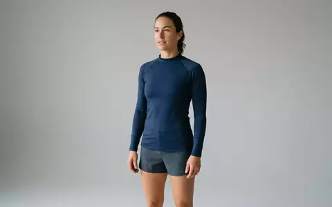 Fotorealistische Studioaufnahme von Langarm-Rashguard zum Thema Kanu Surf Damen UPF, klare Lichtfuehrung - Foto: THN