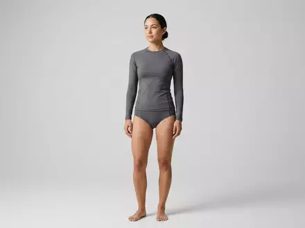 Fotorealistische Studioaufnahme von Rashguard-Set zum Thema Kanu Surf Mädchen Rashguard, klare Lichtfuehrung - Foto: THN