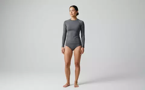 Fotorealistische Studioaufnahme von Rashguard-Set zum Thema Kanu Surf MĂ€dchen Rashguard, klare Lichtfuehrung - Foto: THN