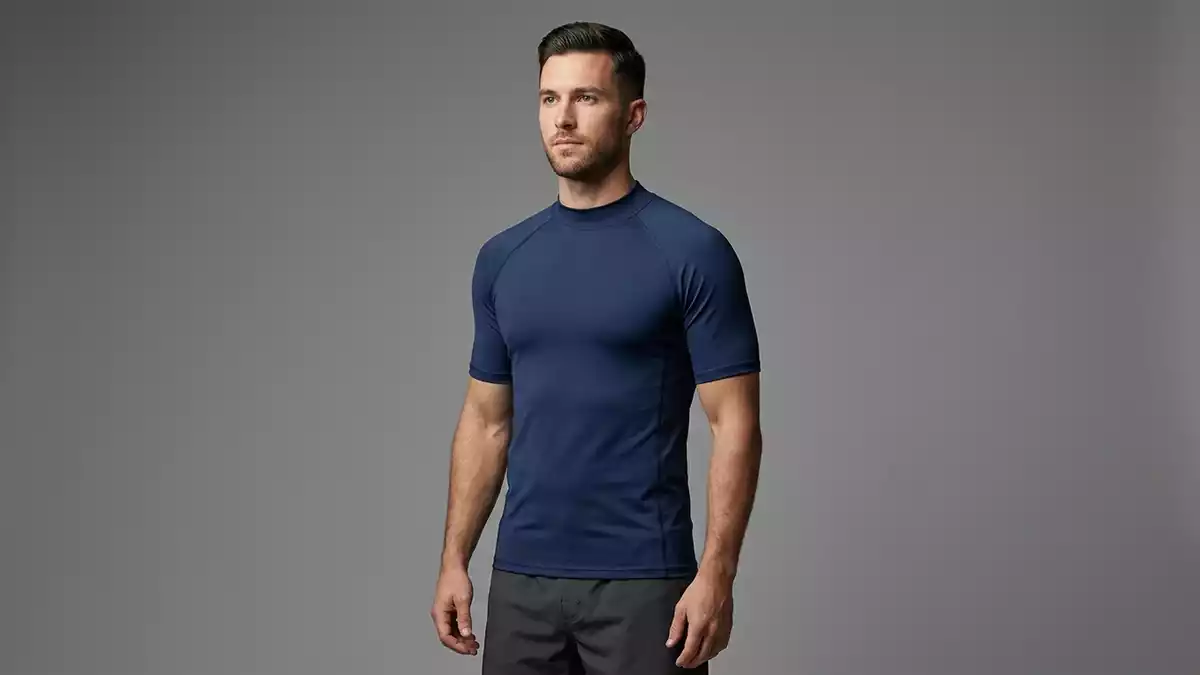 Fotorealistische Studioansicht von Kurzarm-Rashguard in neutraler Produktdarstellung
