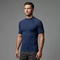 Fotorealistische Studioaufnahme von Kurzarm-Rashguard zum Thema Kanu Surf Herren Rashguard, klare Lichtfuehrung - Foto: THN