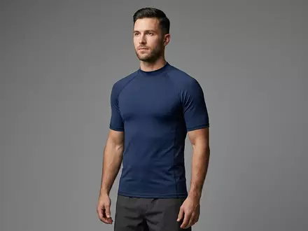 Fotorealistische Studioaufnahme von Kurzarm-Rashguard zum Thema Kanu Surf Herren Rashguard, klare Lichtfuehrung - Foto: THN